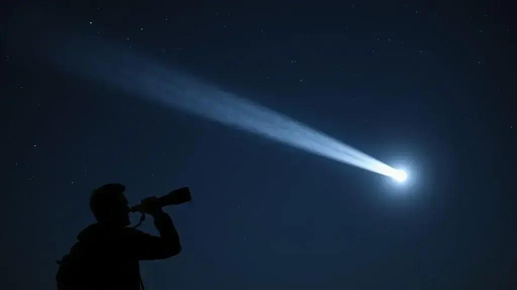 Understanding comet behavior and visibility Understanding comet behavior and visibility