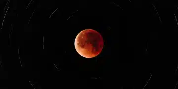 Total Lunar Eclipse glowing red against a dark, star-filled night sky, showcasing the beauty of the January 2026 event.